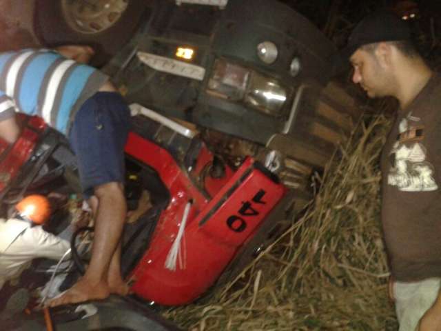 Crian&ccedil;a fica presa nas ferragens, ap&oacute;s carreta sair da pista e capotar na BR-163