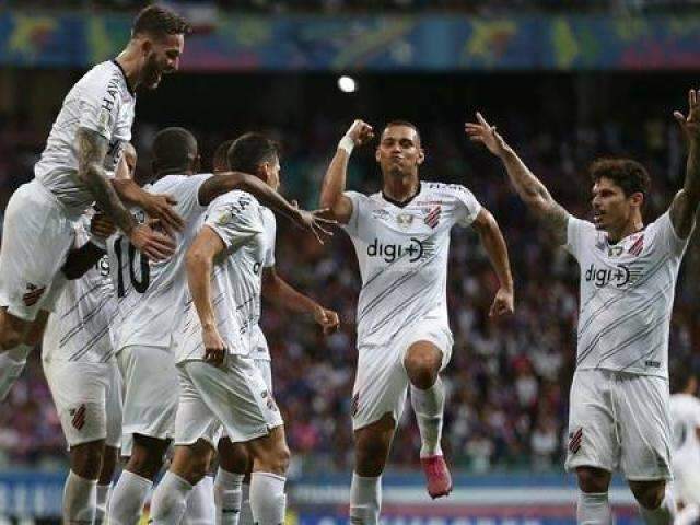 Com gols de Marcelo Cirino e L&eacute;o, Athletico Paranaense faz 2 a 1 no Bahia 