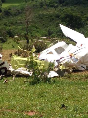 Exclusivo: imagens dos destro&ccedil;os do acidente a&eacute;reo que matou dois