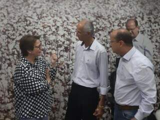 Tereza Cristina, com o prefeito Renato Cavalcante e o deputado José Carlos Barbosa; potencial produtivo do país causa temores no exterior. (Foto: Humberto Marques)