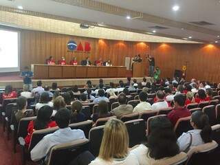 Auditório da OAB, em Campo Grande, ficou lotado com o evento de lançamento oficial da campanha de doação de sangue e medula óssea nesta segunda-feira (Foto: Paulo Nonato de Souza)