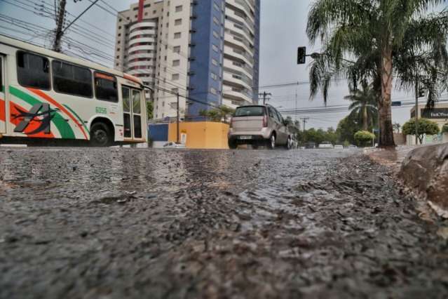 Volta a chover forte na regi&atilde;o central de Campo Grande