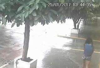 As câmeras de uma lanchonete do bairro registraram a  menina no dia do desaparecimento. (Foto: Divulgação)