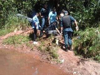 Homem morre ao ser esfaqueado e jogado em c&oacute;rrego ap&oacute;s discuss&atilde;o em festa