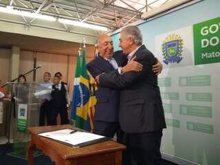 À esquerda, Pedro Chaves cumprimenta o governador Reinaldo Azambuja (PSDB), durante evento de posse na Governadoria, nesta sexta-feira (dia 8).  (Foto: Leonardo Rocha).