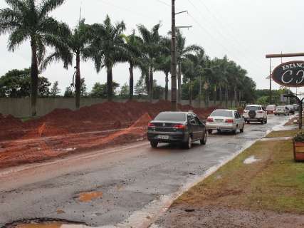 Obra de pavimentação para e água da chuva leva asfalto na Tamandaré