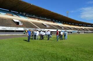 Grupo vistoriou o estádio na manhã de hoje. (Foto: Pedro Peralta)