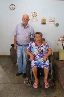 Casados há quase 60 anos, para dona Josefa, seu Manoel virou menino de novo. (Foto: Fernando Antunes)