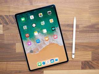 A principal novidade do iPad (2018) fica por conta da compatibilidade com a Apple Pencil, antes restrita ao iPad Pro. (Foto: Divulgação) 