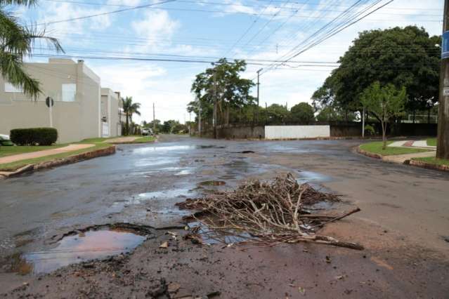 Mesmo com chuva, prefeitura corre para fechar buracos pela cidade