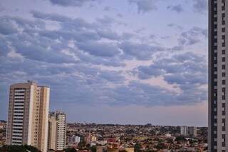 Céu de Campo Grande com poucas nuvens nesta manhã. (Foto: André Bittar)