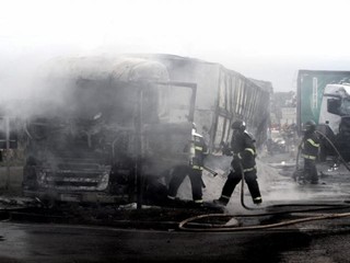 Carreta que pegou fogo ficou completamente destruída pelas chamas (Foto: Saul Schramm)