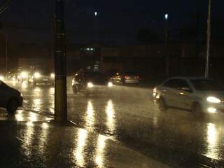 Chuva caiu forte na avenida Júlio de Castilhos, em Campo Grande (Foto: Nyelder Rodrigues)