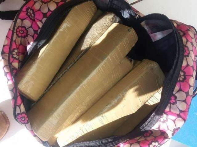 PRF desconfia de adolescente pedindo carona e encontra bolsas com maconha