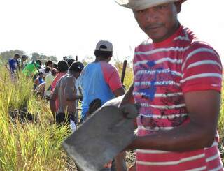 Com enxada na mão e terra para plantar, índigenas calculam que produção dê 300 sacas de arroz, o sustento para famílias.