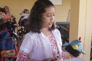 Galinha Pintadinha e faixas de velcro foram o estímulo ensinado pelo pediatra dela.