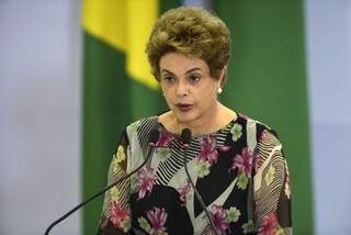 Dilma Rousseff na cerimônia de liberação de recursos para investimento em pesquisas e ações de combate ao Aedes aegypti (Foto: José Cruz/Agência Brasil)