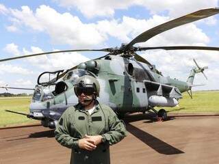 Major da Força Aérea em frente ao AH-2 Sabre; “melhor helicóptero do mundo” (Foto: Helio de Freitas)