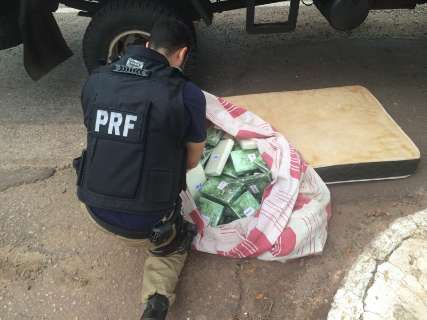 PRF apreende 104 quilos de cocaína camuflada em caminhão de mudança
