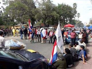 Manifestantes se reuniram em frente ao Congresso paraguaio para protestar contra acordo de compra da energia de Itaipu. (Foto: ABC Color/Reprodução)