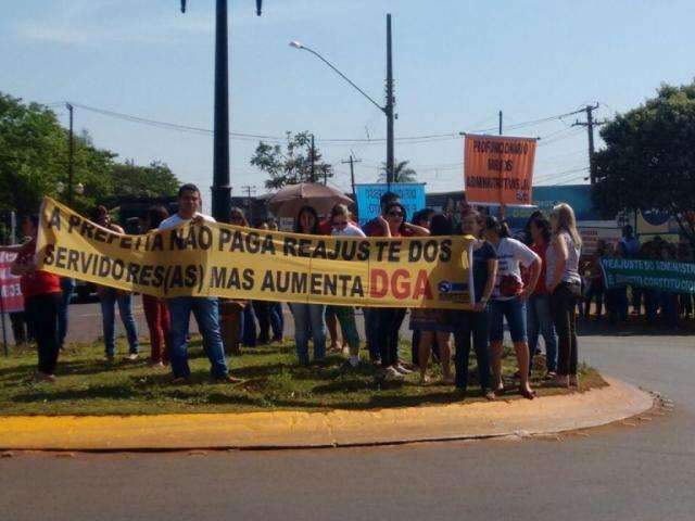 Professores protestam na prefeitura e fazem &ldquo;grito dos exclu&iacute;dos&rdquo; na quinta