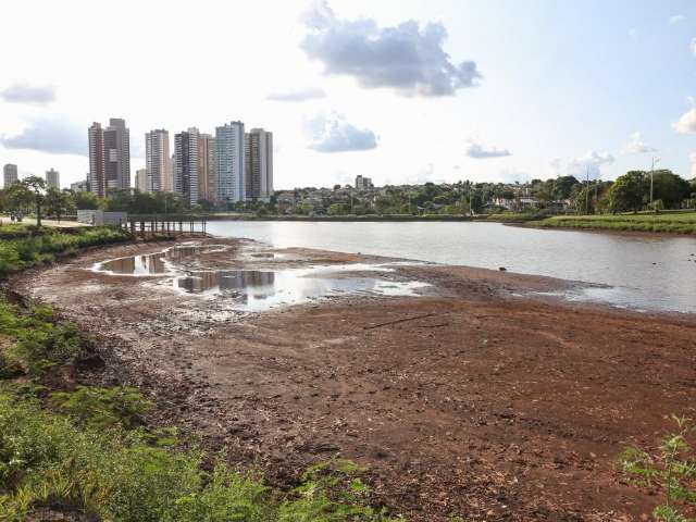&Aacute;gua voltou h&aacute; 1 m&ecirc;s, mas lago ainda decepciona quem quer foto no Parque
