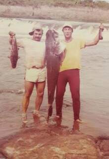 Joaquim segurando um peixe ao lado de José Fernando com o Surubim de 45 quilos (Foto: Arquivo pessoal)