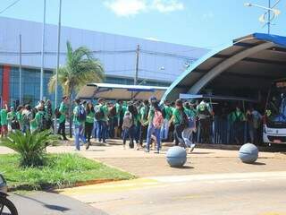 Fila de alunos para entrar no terminal (Foto: Marina Pacheco)