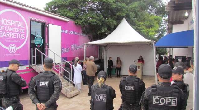 Em unidade m&oacute;vel, detentas passam por exames de colo de &uacute;tero e mama 