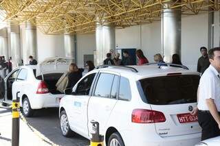 Após dois horários de pico, taxistas ficam sem trabalho no horário mais lucrativo (Foto: Cleber Gellio)