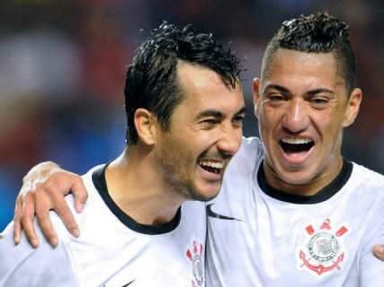 Fora de casa, Corinthians vence Flamengo por 3 a 0 com dois gols de Douglas