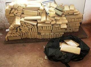 Droga estava escondida em uma casa vazia (Foto: Diário Web)