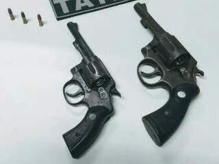 Revólveres apreendidos com dois dos três criminosos (Foto: divulgação/PM)