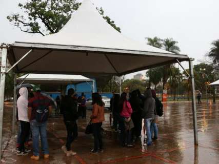 Mesmo com chuva, feira de empregos tem fila na Praça do Rádio