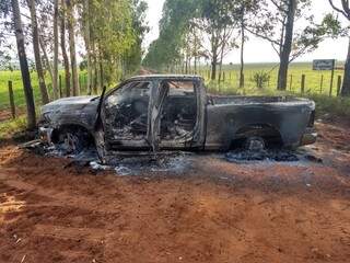 Utilitário usado no ataque em Ypejhú foi encontrado queimado em território brasileiro (Foto: Direto das Ruas)