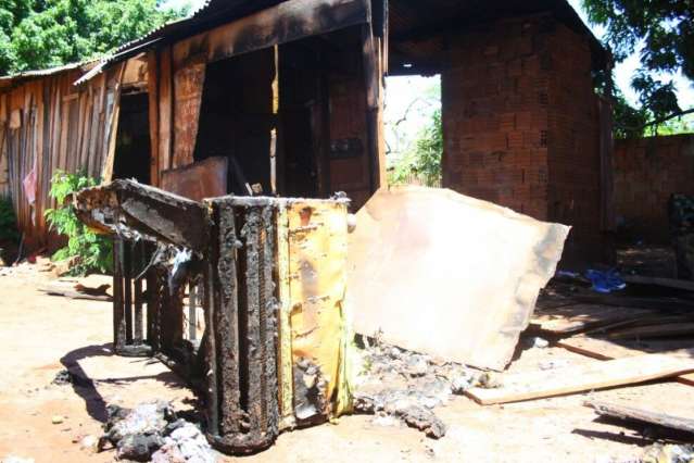 Inc&ecirc;ndio em botij&atilde;o de g&aacute;s se alastra e destr&oacute;i casa na Capital