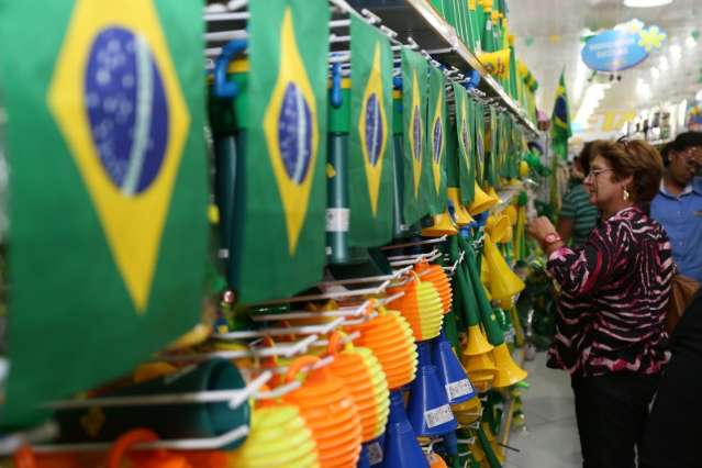 &Agrave;s v&eacute;speras do in&iacute;cio do mundial, verde-amarelo d&aacute; lucro ao com&eacute;rcio
