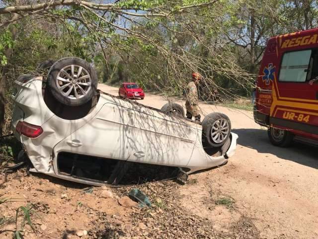 Motorista fica ferido ap&oacute;s desviar de veado na estrada e carro capotar 