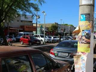 Propaganda em poste causa poluição visual em Dourados (Foto: A. Frota)