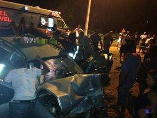 Os dois carros bateram de frente e os cinco ocupantes foram socorridos (Foto: Rádio Caçula)