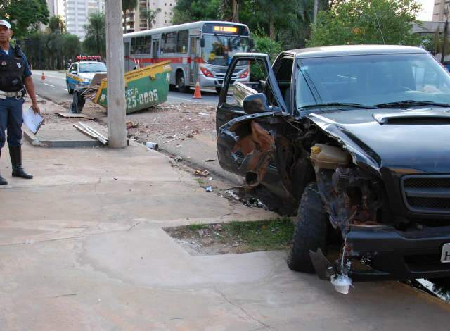  Caminhonete bate em ca&ccedil;amba de entulho na avenida Afonso Pena