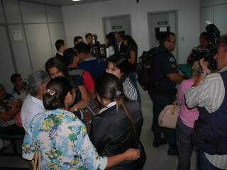 Testemunhas, parentes e amigos aguardando a audiência. (Foto: Simão Nogueira)