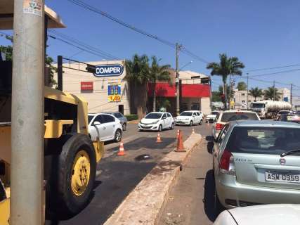 Tapa-buracos congestiona 1 km da Zahran, mas agrada motoristas