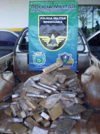  Motorista fura barreira policial e abandona carro com 86Kg de maconha