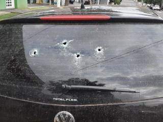 Carro foi atingido por quatro tiros disparados por policiais do Batalhão de Choque (Foto: Batalhão de Choque/Divulgação)