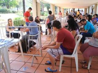 Pessoas em busca de emprego aguardam serem atendidas por equipes da Funsat e Funtrab (Foto: Marina Pacheco)
