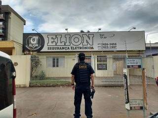 Policial do Gaeco em frente à empresa de segurança, em maio (Foto: Adilson Domingos/Arquivo)