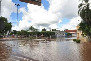 Rio Aquidauana transbordou e invadiu a cidade. (Foto: Marcos Quinhones/ Aquidauana News)