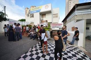 Cerca de 100 pessoas, entre artistas e produtores culturais permanecem em frente a Fundac. (Foto: Marcelo Calazans)