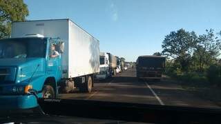 O km 30 da BR-163 em Nova Alvorada do Sul, continua bloqueado. (Foto: Direto das Ruas)